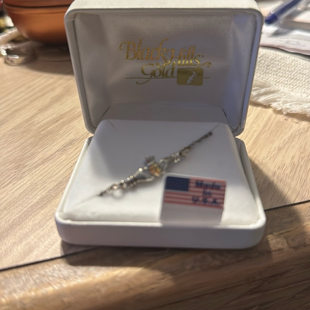 Black Hills Gold and Silver claddagh anklet